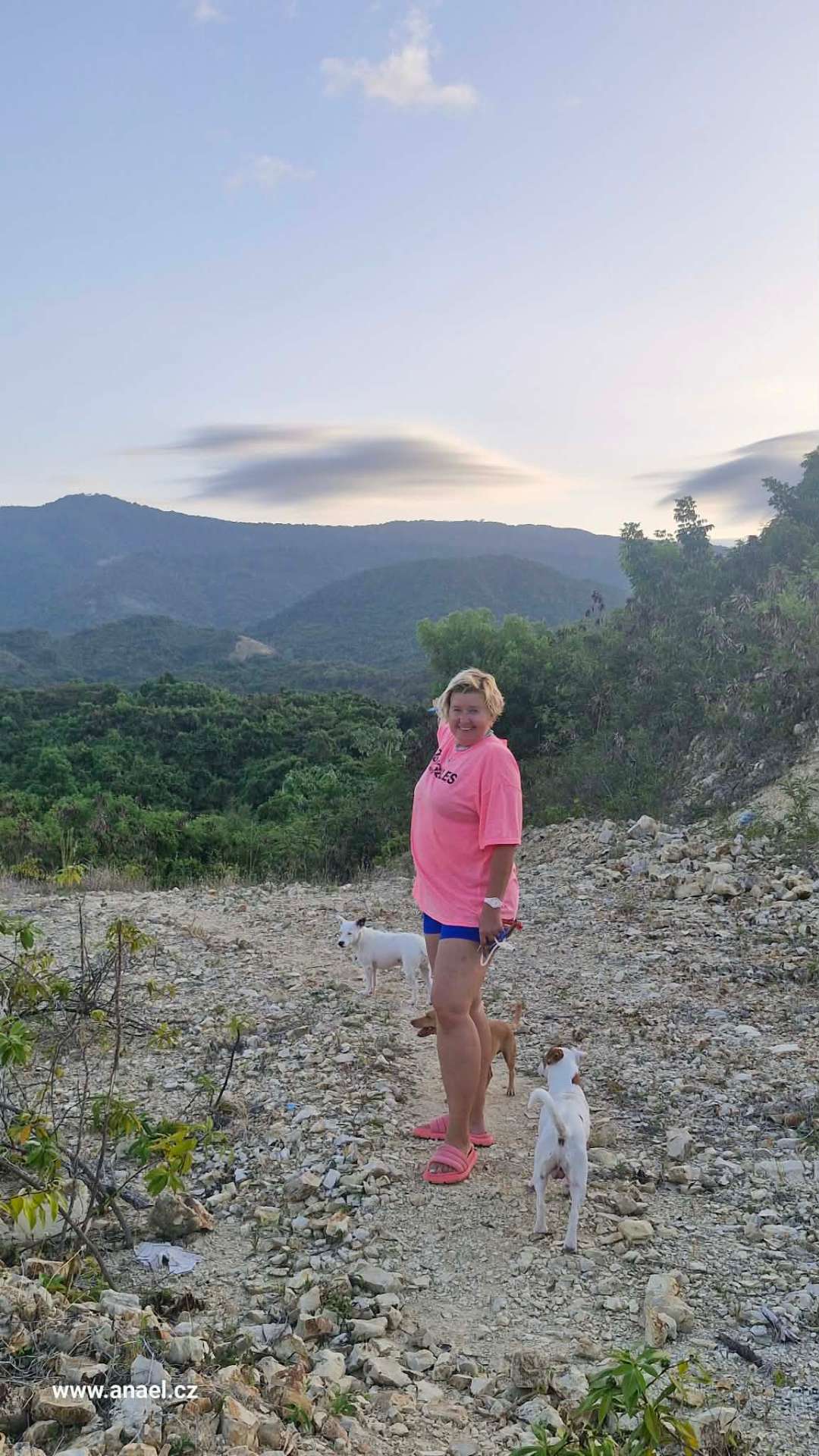Anael v horách Sierra de Bahoruco se psy