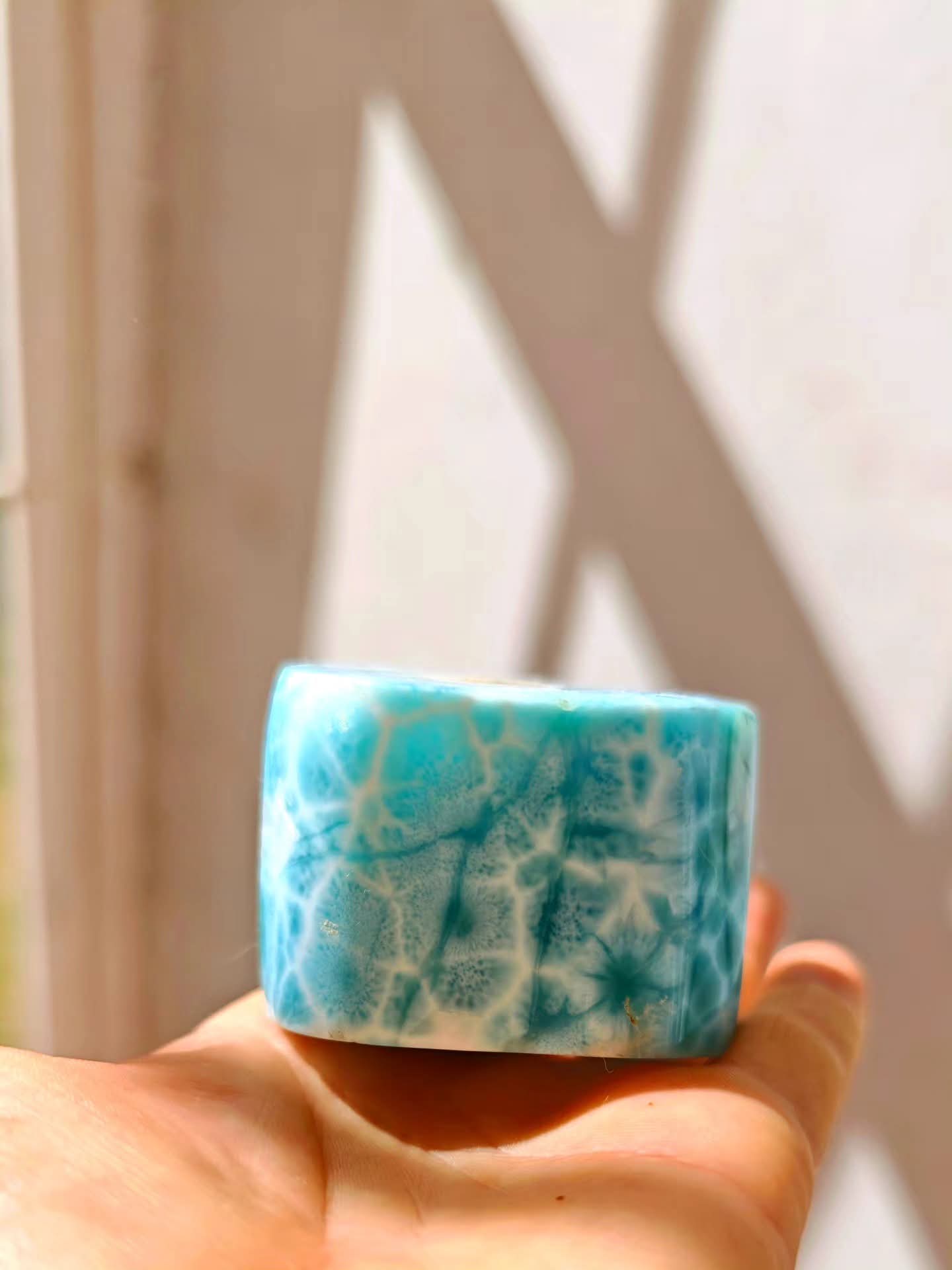 Vyleštěný Larimar s květinou