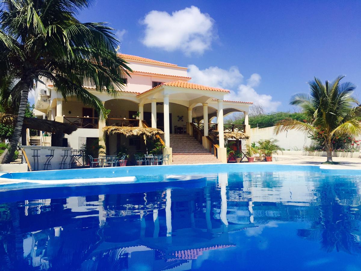 Fasáda hotelu a bazén — Hotel La Saladilla Beach Club