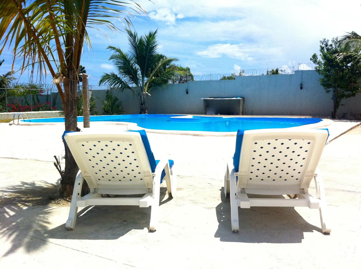 Bazén s lehátky — Hotel La Saladilla Beach Club